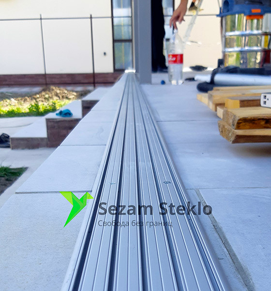 profil-dlya-beztamnogo-ostekleniya