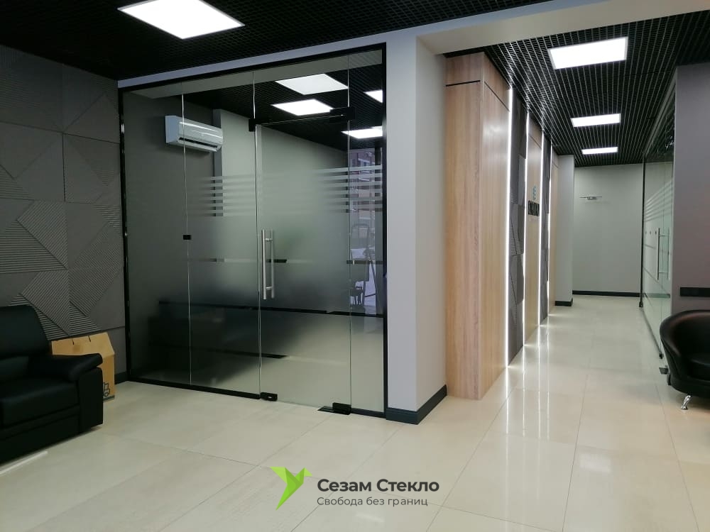 Стеклянные перегородки в офисе «Строй Град»