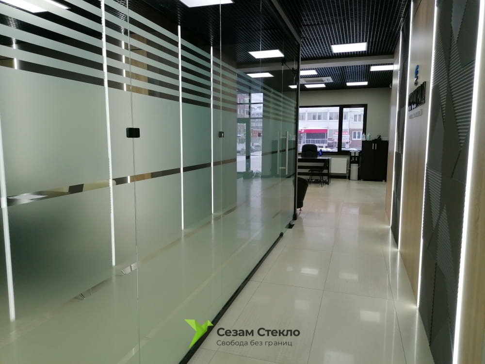 Стеклянные перегородки в офисе «Строй Град»