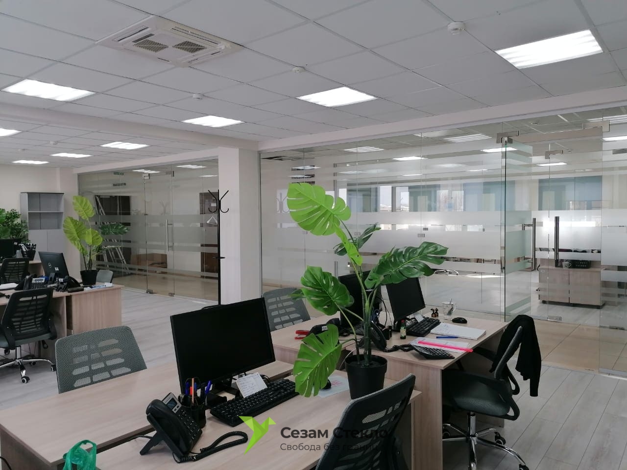 Стеклянные перегородки в офисе «Строй Град»