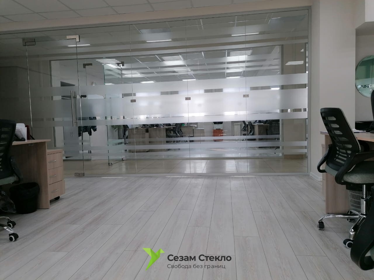 Стеклянные перегородки в офисе «Строй Град»