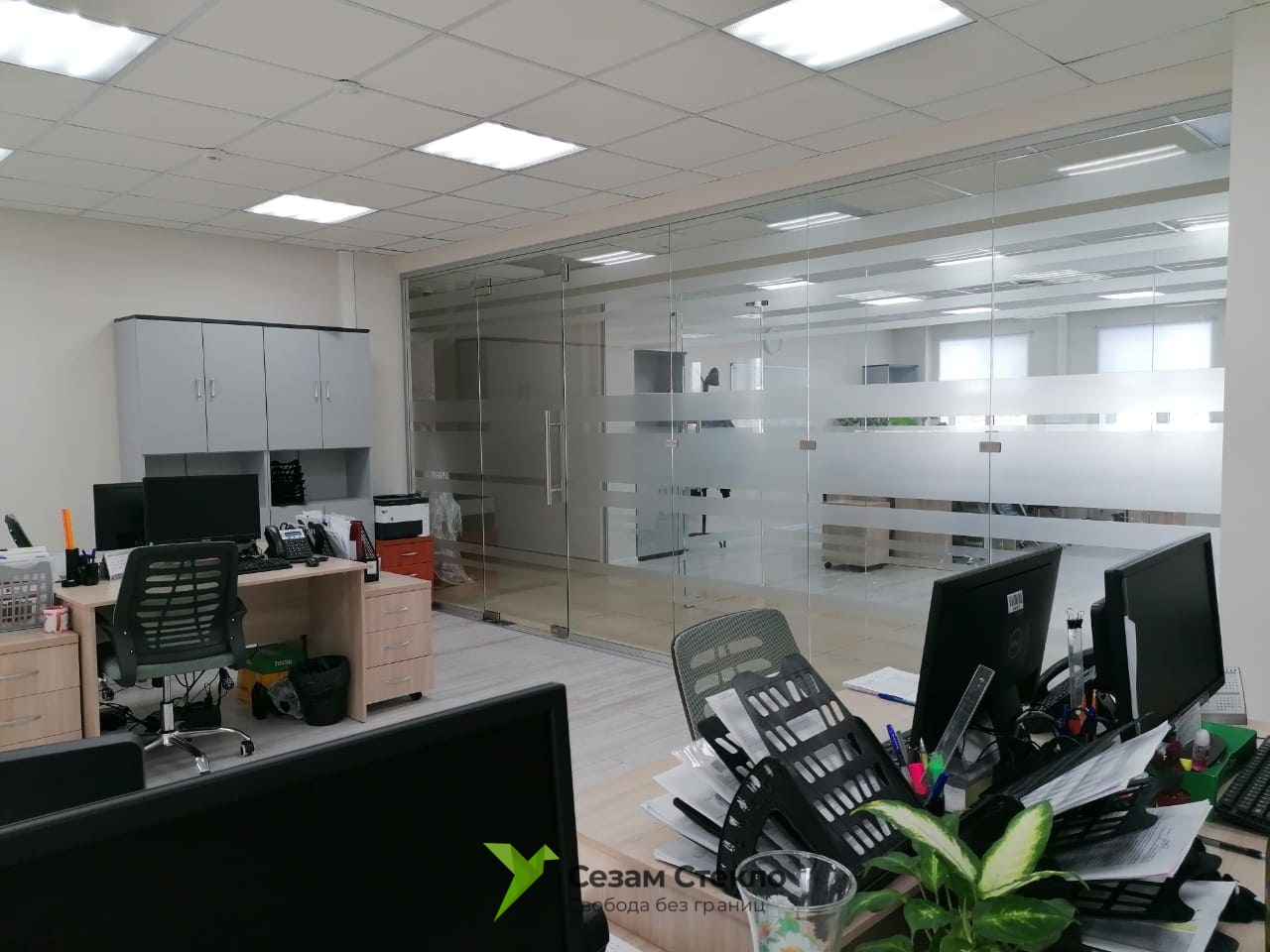 Стеклянные перегородки в офисе «Строй Град»