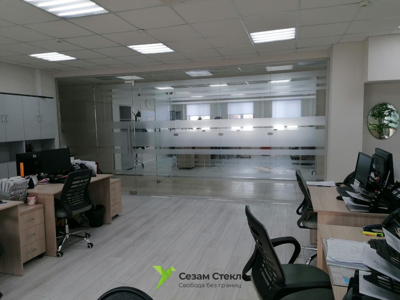 Стеклянные перегородки в офисе «Строй Град»